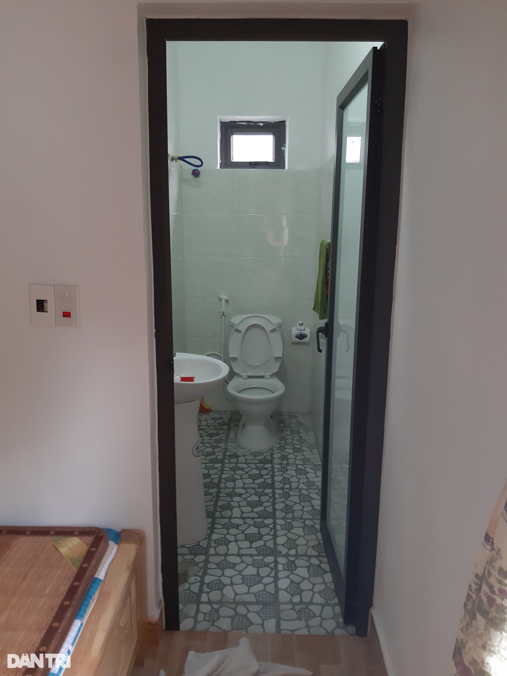 Cụ bà hỏng mắt sống đơn thân có nhà mới, không phải đi sơ tán khi bão về - 4 Cụ bà hỏng mắt sống đơn thân có nhà mới, không phải đi sơ tán khi bão về - 4