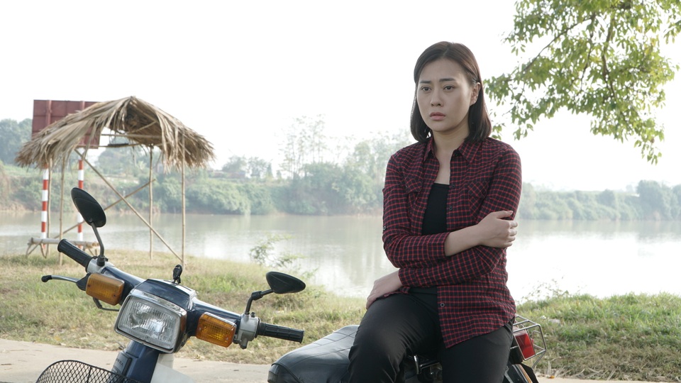 Phương Oanh áp lực khi trút bỏ hình ảnh “gái làng chơi” để vào vai cô giáo làng - 2 Phương Oanh áp lực khi trút bỏ hình ảnh “gái làng chơi” để vào vai cô giáo làng - 2