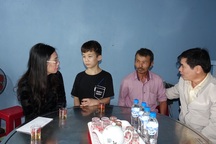 Quảng Ngãi:  Bí thư Tỉnh ủy thăm cậu bé bị chủ quán bánh xèo bạo hành