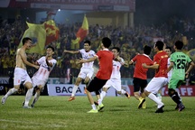 Thắng luân lưu Hà Nội B, Nam Định trụ hạng V-League thành công