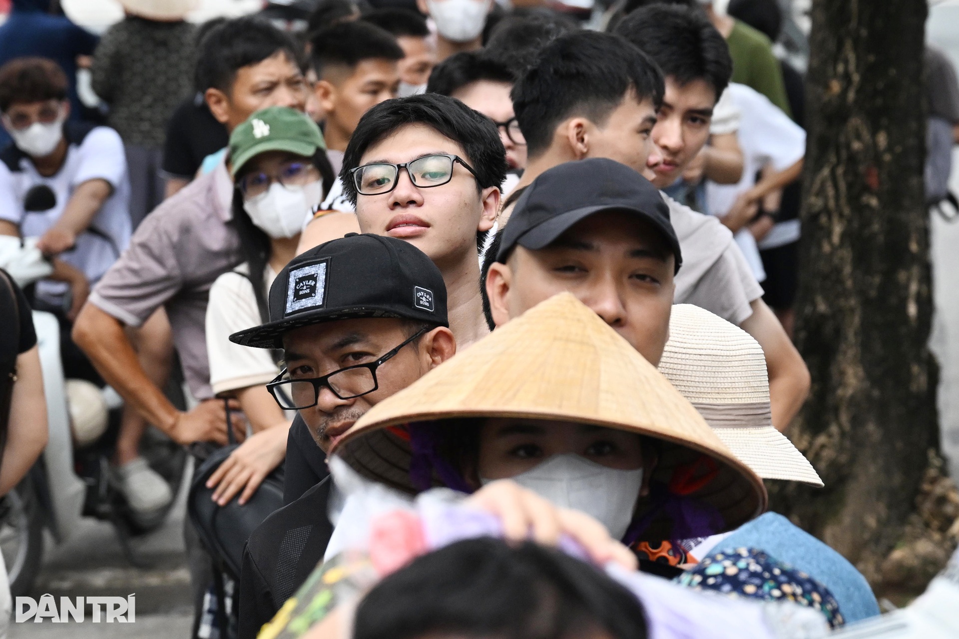 CĐV chen chân, xếp hàng từ 4h sáng chờ mua vé trận Việt Nam - Malaysia - 4