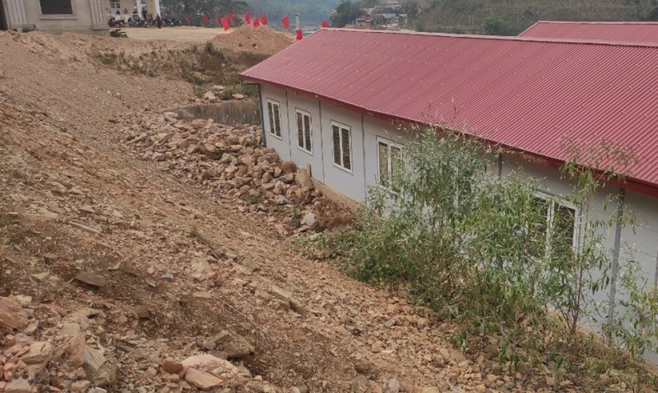 Hơn 100 học sinh sơ tán khi trường bị sạt lở đất đá đe dọa - 6 Hơn 100 học sinh sơ tán khi trường bị sạt lở đất đá đe dọa - 6