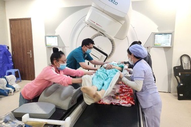 Máy xạ trị hoạt động hết công suất, bác sĩ tăng ca, bệnh nhân phải phải chờ