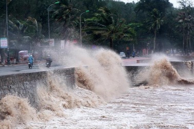 Áp thấp nhiệt đới đi ra ngoài, nhiều nơi trên đất liền vẫn mưa rất to