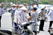 Phe vé hoạt động tấp nập trước cổng sân Mỹ Đình