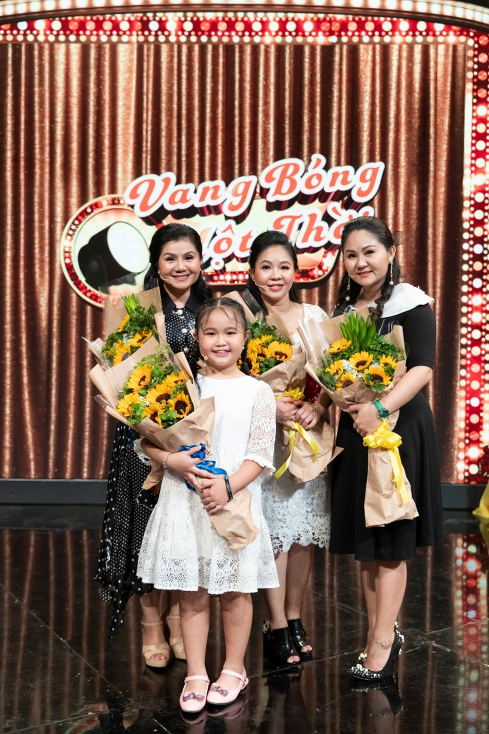 Khóc thương khán giả vì dịch Covid-19, NSND Hồng Vân nhớ ký ức xúc động - 3 Khóc thương khán giả vì dịch Covid-19, NSND Hồng Vân nhớ ký ức xúc động - 3