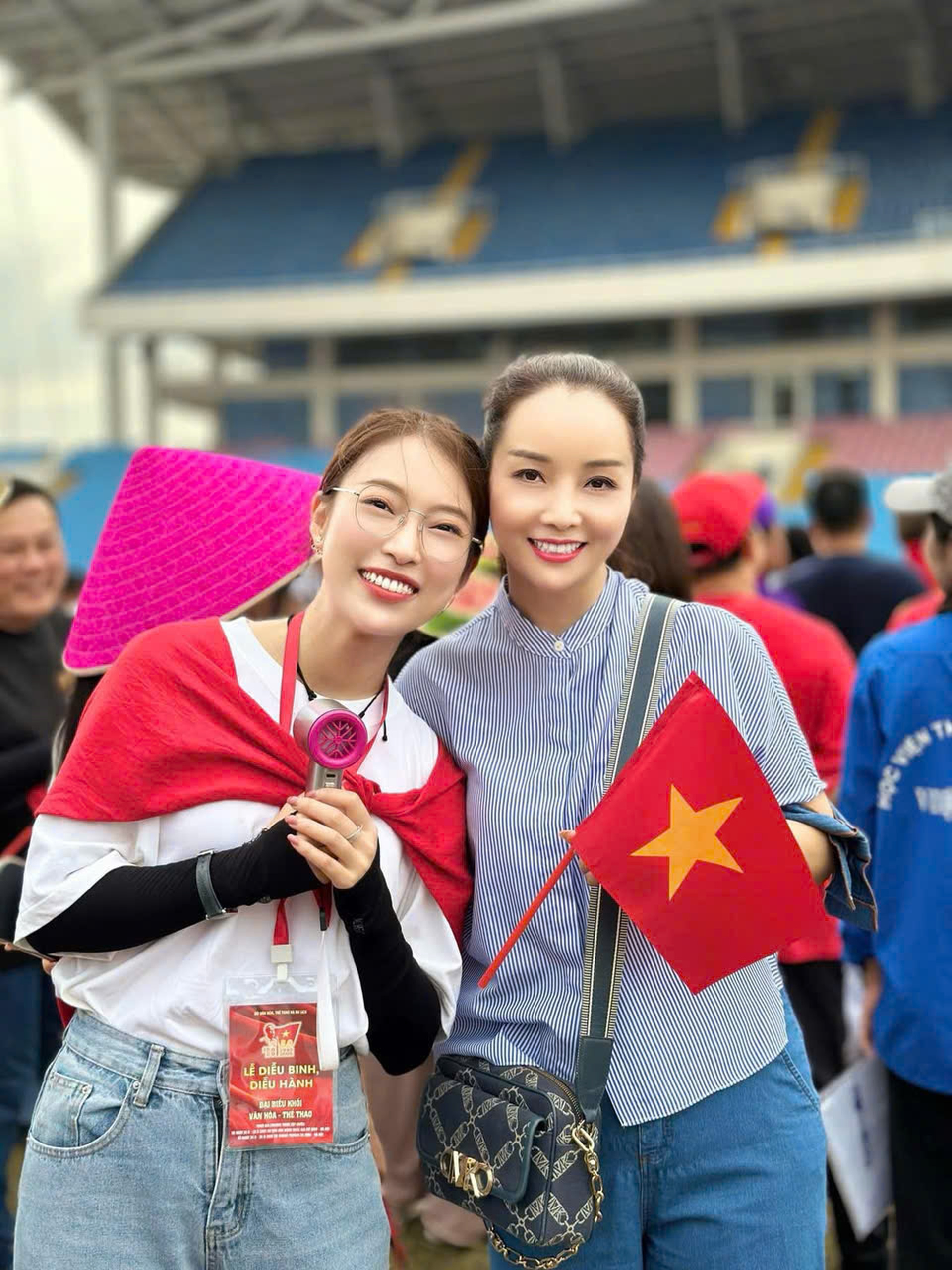 NSND Xuân Bắc đến thăm dàn nghệ sĩ hợp luyện ở Quảng trường Ba Đình - 1 NSND Xuân Bắc đến thăm dàn nghệ sĩ hợp luyện ở Quảng trường Ba Đình - 1