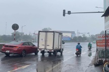 Đèn giao thông chập chờn, tài xế phanh gấp giữa đường