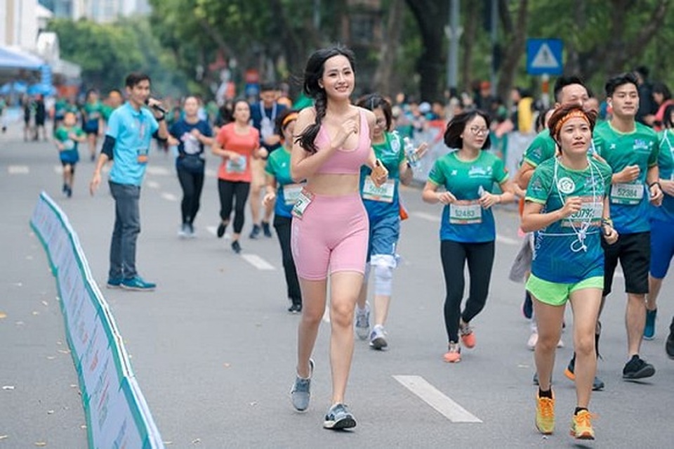 Hoa hậu Mai Phương Thuý nổi bật khi chạy cùng dàn người đẹp, nghệ sĩ - 3 Hoa hậu Mai Phương Thuý nổi bật khi chạy cùng dàn người đẹp, nghệ sĩ - 3
