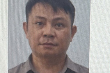 Cả làng bật đèn suốt đêm cùng công an bủa vây truy bắt nghi phạm giết người