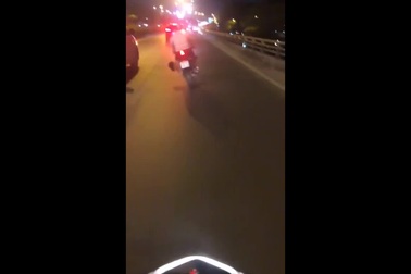 Chạy xe máy lạng lách trên đường đông, nam thanh niên lĩnh "kết đắng"