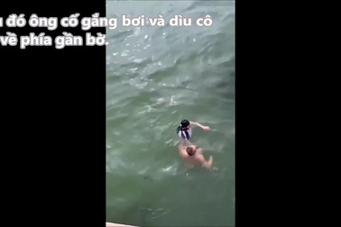 Cụ ông dũng cảm nhảy xuống nước cứu mạng bé gái bị rơi xuống sông