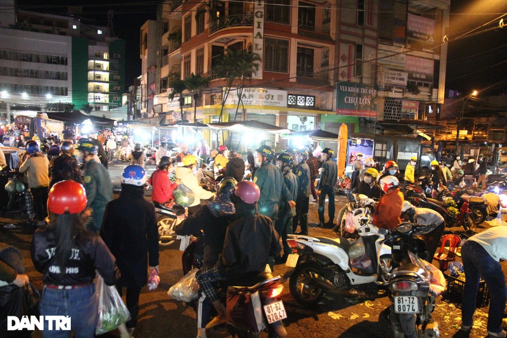 Người dân Pleiku tranh thủ chong đèn đi chợ trước giờ giãn cách - 4 Người dân Pleiku tranh thủ chong đèn đi chợ trước giờ giãn cách - 4