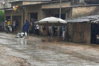 Bánh xe từ ô tô tải đang chạy văng ra khiến một người tử vong