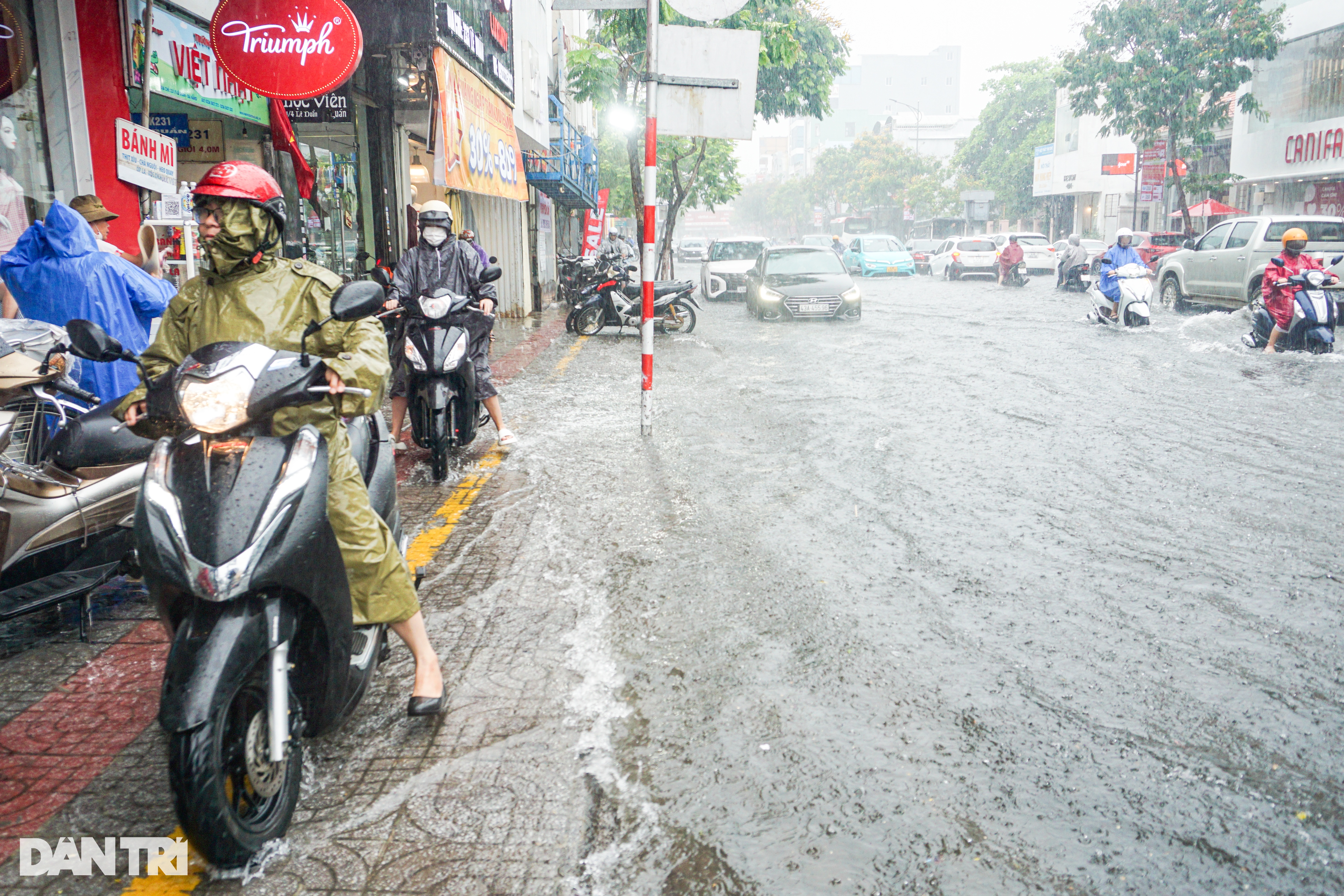Đà Nẵng mưa xối xả, đường phố lênh láng nước, xe chết máy hàng loạt - 6