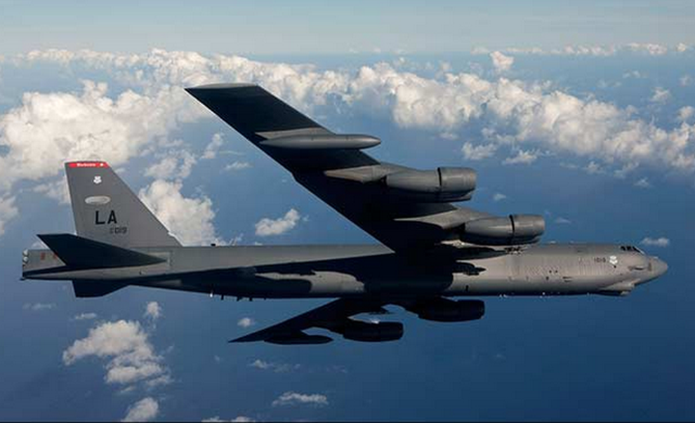 Pháo đài bay B-52 của Mỹ hỏng cánh vì lao vào hàng rào - 1 Pháo đài bay B-52 của Mỹ hỏng cánh vì lao vào hàng rào - 1