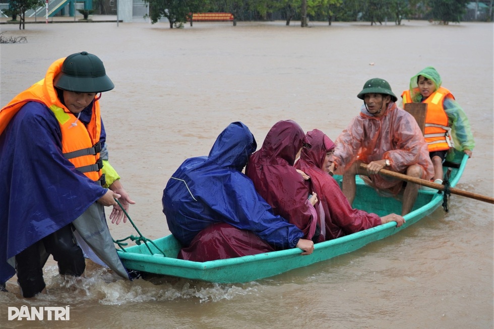 Ba tháng 2 cơn bão dữ dội và một trận lụt lớn, người dân giúp nhau vượt khó - 4 Ba tháng 2 cơn bão dữ dội và một trận lụt lớn, người dân giúp nhau vượt khó - 4
