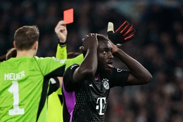 Thi đấu thiếu người, Bayern Munich thất bại trước Lazio Roma
