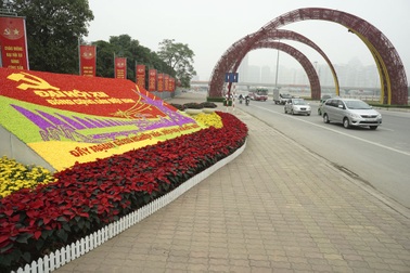 Thủ đô rực rỡ cờ hoa chào mừng Đại hội Đảng XII