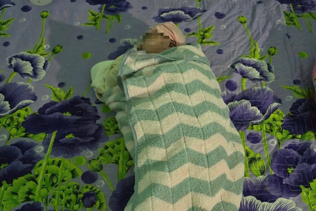 Bé gái bị bỏ rơi trước cổng nhà dân lúc rạng sáng - 1