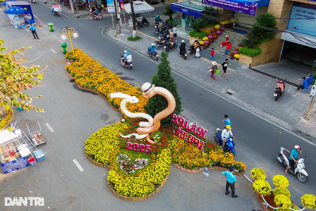 Linh vật rắn ở đường hoa Cần Thơ quấn vào nhau tạo hình trái tim - 1 Linh vật rắn ở đường hoa Cần Thơ quấn vào nhau tạo hình trái tim - 1