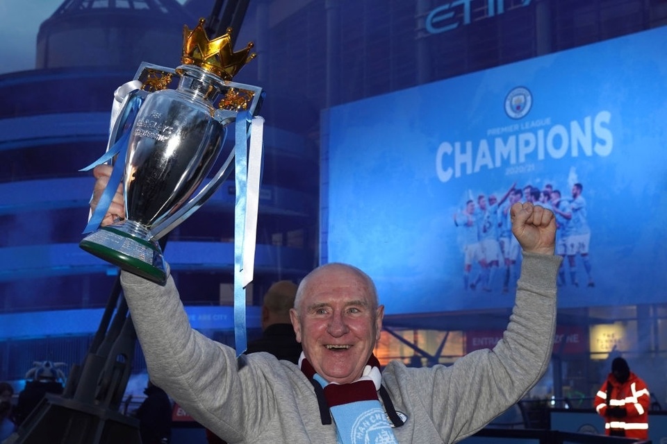 Cổ động viên đổ về Etihad ăn mừng Man City vô địch Premier League - 6 Cổ động viên đổ về Etihad ăn mừng Man City vô địch Premier League - 6