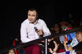 Tôi! Người Việt Nam: NSND Tự Long ngẫu hứng lên khán đài giao lưu cùng fan