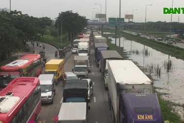 Giao thông cửa ngõ Sài Gòn ùn tắc hơn 4 giờ vì đường ngập nước