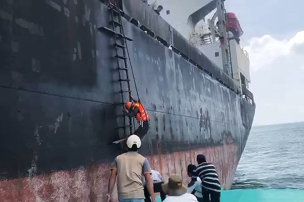 Vụ cứu người trong bão Kalmaegi: Những phút giây sinh tử và điều kỳ diệu - 2 Vụ cứu người trong bão Kalmaegi: Những phút giây sinh tử và điều kỳ diệu - 2