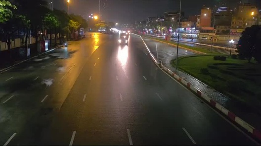 Đoàn xe chở khí tài quân sự hướng về trung tâm thủ đô