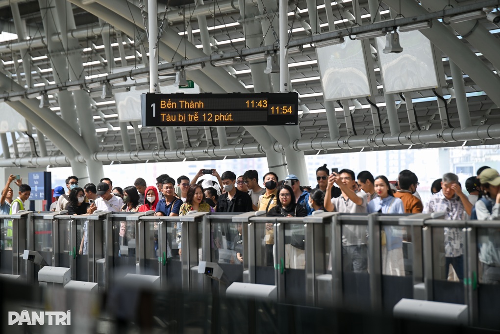 Metro số 1 tăng chuyến phục vụ người dân TPHCM đi chơi Noel - 1 Metro số 1 tăng chuyến phục vụ người dân TPHCM đi chơi Noel - 1