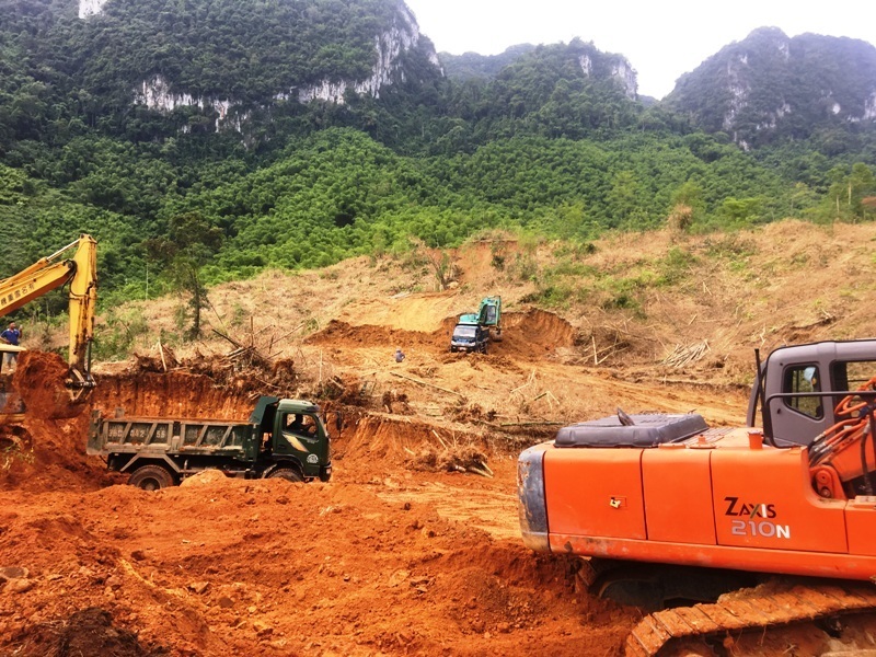 Hối hả san núi, bạt đồi làm nhà cho người dân vùng lũ Sa Ná