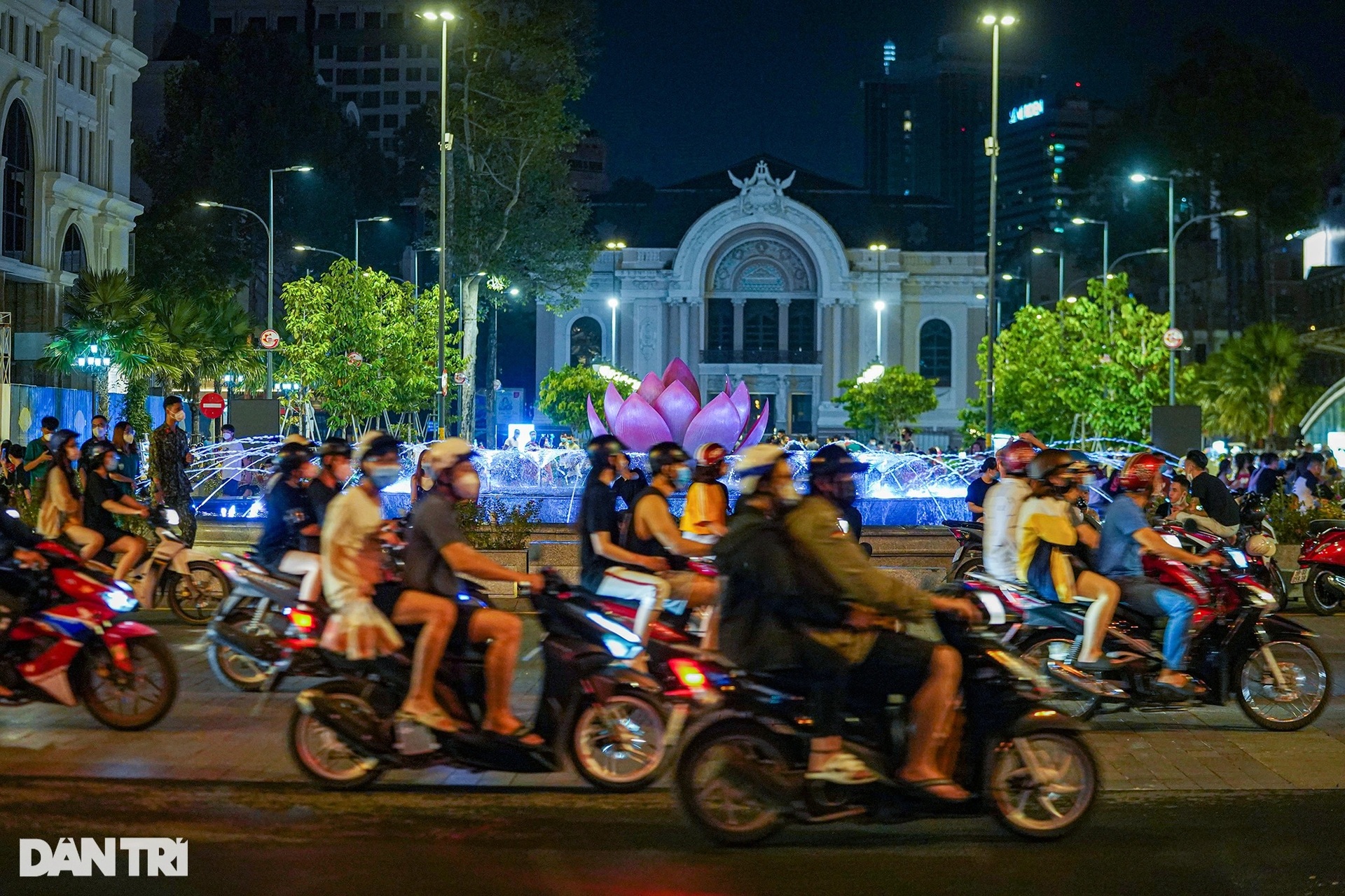 Phố đi bộ Nguyễn Huệ nhộn nhịp ngày cuối tuần khi TPHCM mở cửa - 8