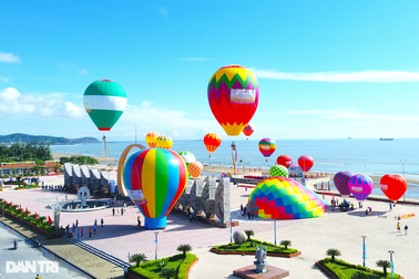 Du khách đổ về Cửa Lò ngắm nhìn phố biển từ khinh khí cầu