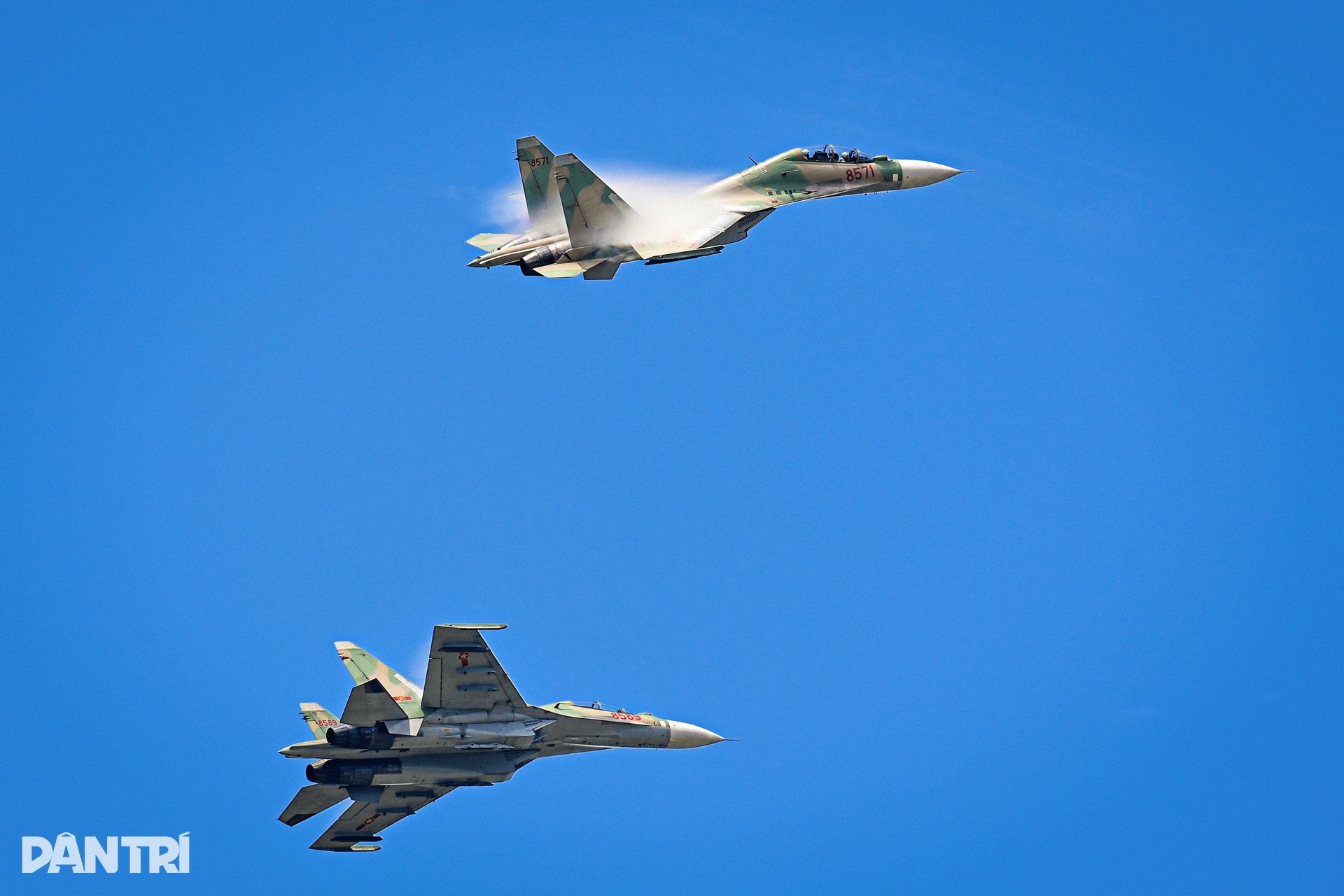 Khoảnh khắc SU-30MK2 xé gió, khí tụ kín lưng cánh như khoác mây trắng - 9 Khoảnh khắc SU-30MK2 xé gió, khí tụ kín lưng cánh như khoác mây trắng - 9