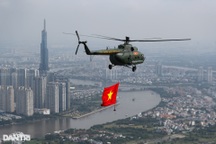 Phản ứng của khách Tây thấy trực thăng bay rợp trời, cờ đỏ khắp Việt Nam