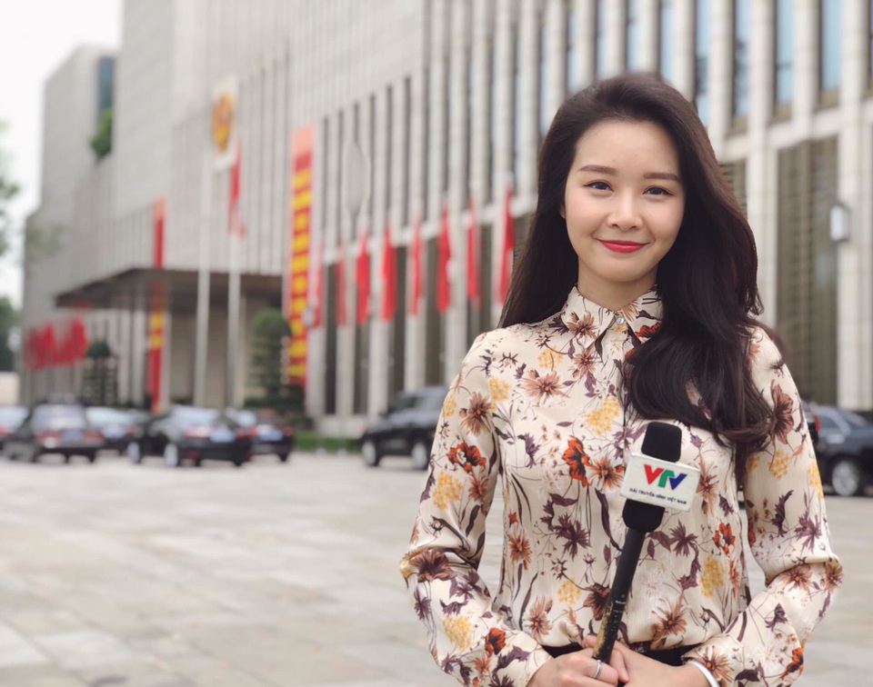 Biên tập viên VTV bị cắt sóng vì mặt quá trẻ sau khi dẫn 3 tháng - 3 Biên tập viên VTV bị cắt sóng vì mặt quá trẻ sau khi dẫn 3 tháng - 3
