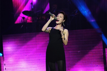 Uyên Linh tiếp tục thành công trên sân khấu Bài Hát Việt 