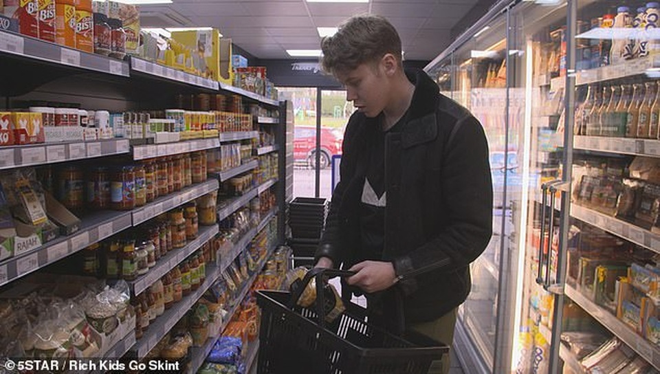 Thiếu gia giàu có trải nghiệm cảnh sống nghèo của gia đình 7 người - 3