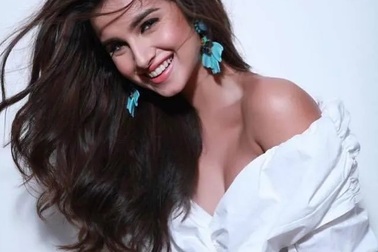 Nhan sắc hoàn hảo của nữ diễn viên Ấn Độ Tara Sutaria