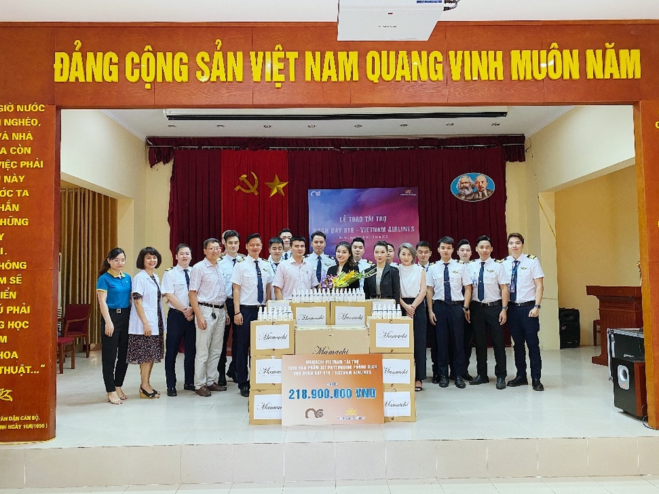 MC Minh Hà đại diện Mamachi trao tài trợ cho Đoàn bay 919 Vietnam Airlines - 1 MC Minh Hà đại diện Mamachi trao tài trợ cho Đoàn bay 919 Vietnam Airlines - 1