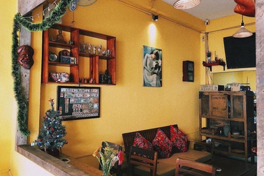 Chàng trai 9X bỏ việc văn phòng để giữ góc "hàng xén" của bà nội