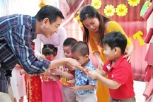 Cách dạy con sử dụng lì xì đúng cách