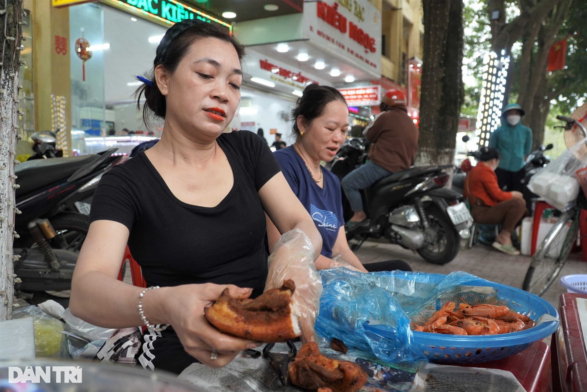 Bà bán xôi tam sên lãi 9 triệu đồng trong sáng ngày vía Thần Tài - 9 Bà bán xôi tam sên lãi 9 triệu đồng trong sáng ngày vía Thần Tài - 9