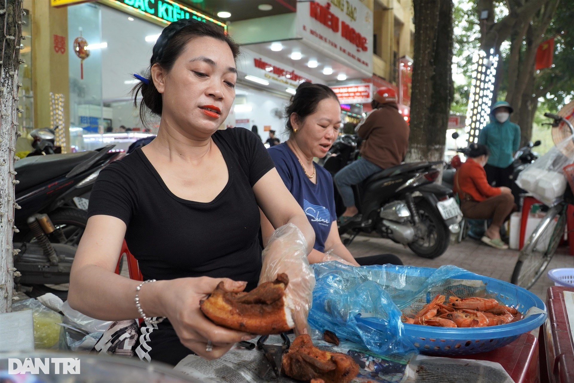 Bà bán xôi tam sên lãi 9 triệu đồng trong sáng ngày vía Thần Tài - 9