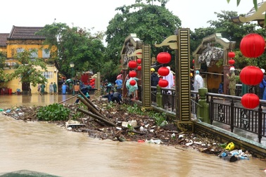 Lũ cuốn rác về "bít chặt" gầm cầu An Hội trên phố cổ Hội An