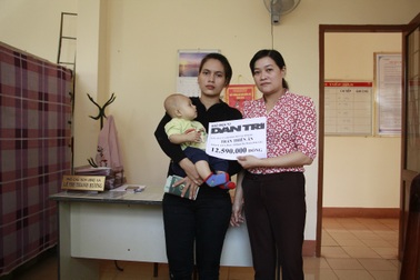 Trao tiếp trên 12 triệu đồng đến bé trai 6 tháng tuổi mắc bệnh ung thư máu