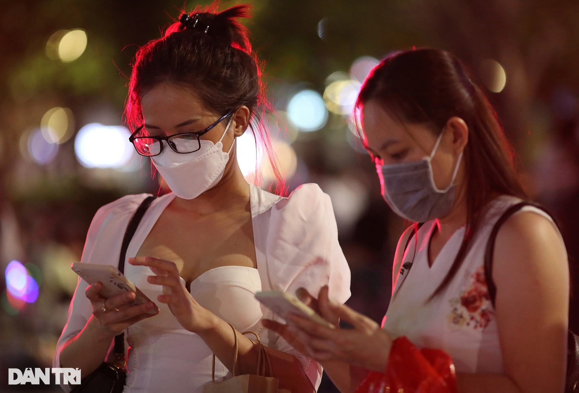 Trung tâm TPHCM ùn ứ, người dân đổ xuống phố Nguyễn Huệ chờ countdown 2022 - 12