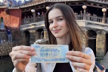 Cô gái Belarus đi khắp Việt Nam để tìm địa danh in trên đồng tiền