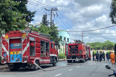 Cảnh sát đục tường để dập tắt đám cháy trong Khu chế xuất Linh Trung